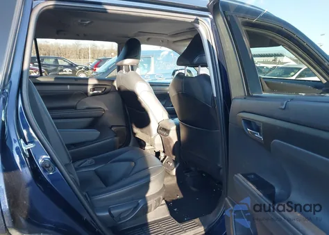 2021 Toyota Highlander Xle z USA, uszkodzony, nr VIN 5TDGZRBH0MS524733